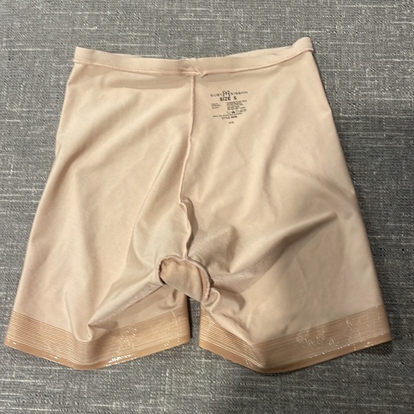 Ruby Ribbon boy short -small - Picture 3 of 4